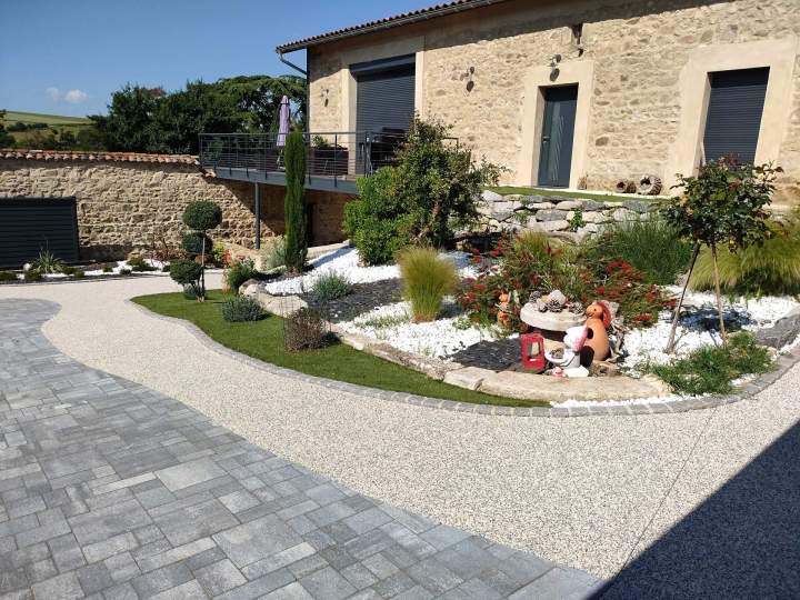 Comment un paysagiste transforme-t-il un simple jardin en espace de vie ?, Mornant